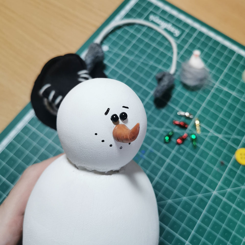 Как сделать снеговика своими руками?