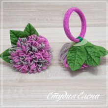 Резинка для волос ручной работы "Цветок из петелек" серо-розовая